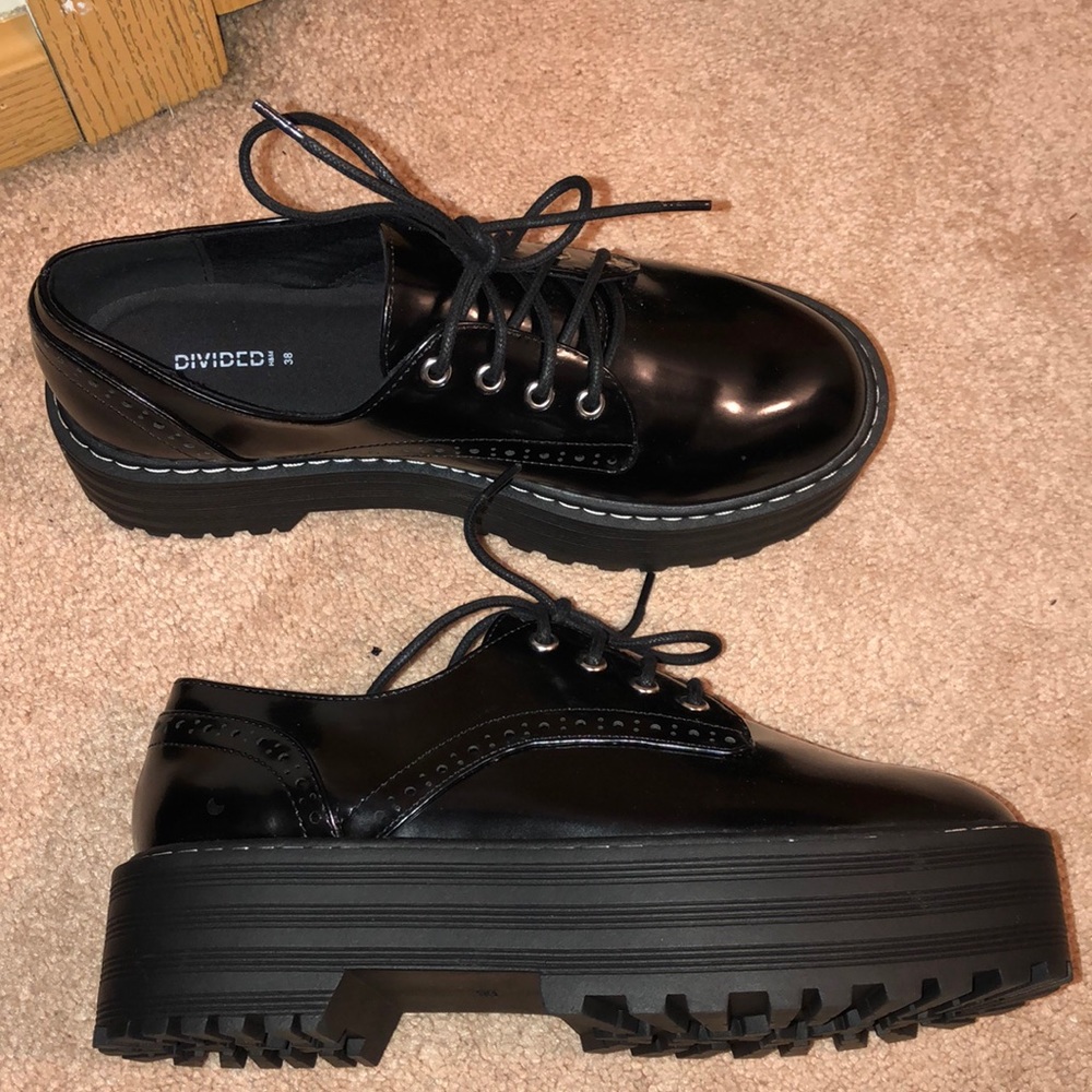 H & M PLATFORM SHOE. SZ 7.5-8 (38)